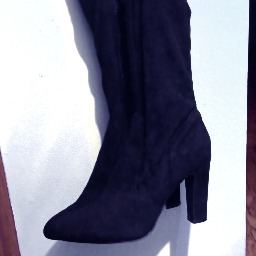 Liz Claiborne Women's Knee High Black Boot 8 1/2M stretchy material